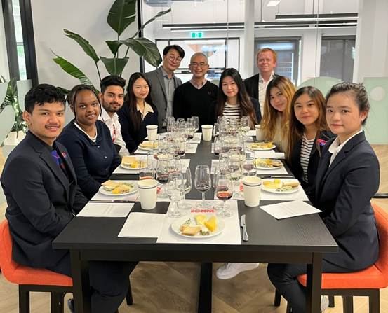 一張含有 服裝, 室內, 人員, 資料表 的圖片
AI 產生的內容可能不正確。